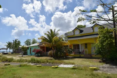 Charming 2 rooms by the sea Anse du Souffleur附近的飯店