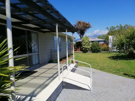 Well equipped, thoughtfully prepared and walking distance to town. Отели рядом с достопримечательностью «Петибридж Роуз Гарден»