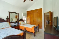 New! Comfy Spacious Villa W/ Pool, Jacuzzi, BBQ Hotels in 