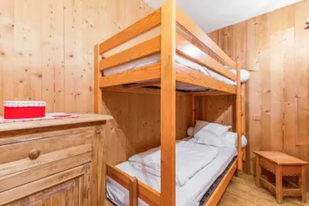 The charm of an alpine chalet, an ideal location for sport and shopping