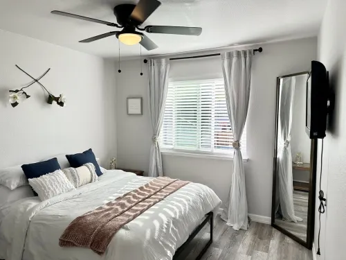 Serene Retreat: W/ Waterfall Pool, Proximity to Shopping & Gastronomic Delights.