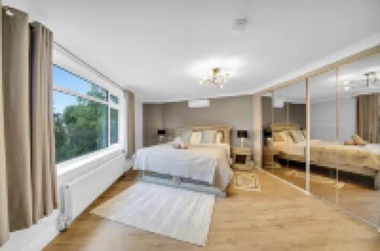Luxurious 5 BED | 10 mins from Wembley | 4 Bath | Gym | Jacuzzi