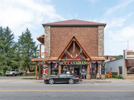 Smoky Mountain Retreat, 5 Min to Downtown Bryson City ~ Hot Tub ~ Hiking.