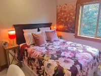 4 Bedroom Seabrook Farmhouse with Hot Tub & Swimming Pool on 8 Acre Berry Farm Hotels in Central Saanich