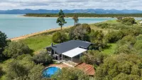 Waterfront Classic Kiwi Bach Hotel di 