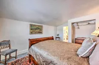 Kik-n-Bak Cottage w/ Beautiful Mountain View - Parkplatz