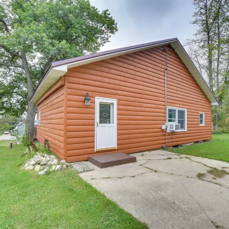 Charming Curtis House: Large Deck w/ Lake View!