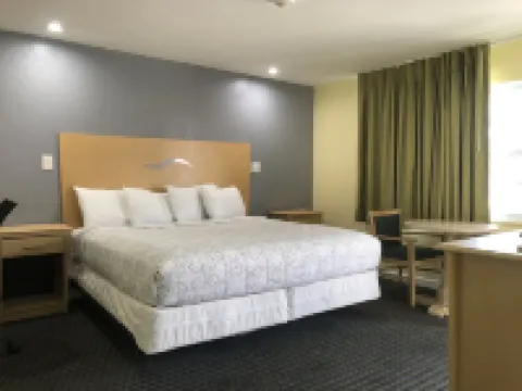 Chisholms Motor Inn Hotels in Saugus