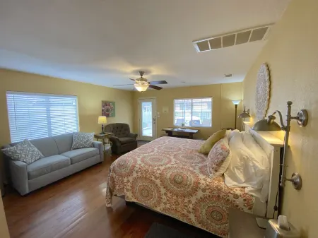 Comal Inn Отели рядом с достопримечательностью «Guadalupe River»