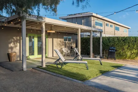 Desert Hot Springs Inn Отели рядом с достопримечательностью «Ту Банч Палмс Элементари Скул»