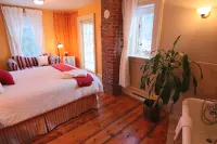 La Belle Victorienne Hotels near Pointe-Merry Park