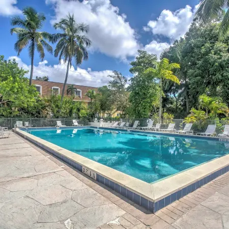Updated Dtwn Naples Condo Across from Beach!