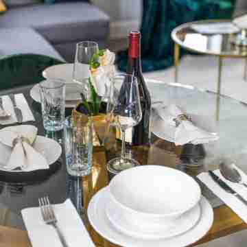 Super Luxe Central Maidenhead Apartment Dining/Meeting Rooms