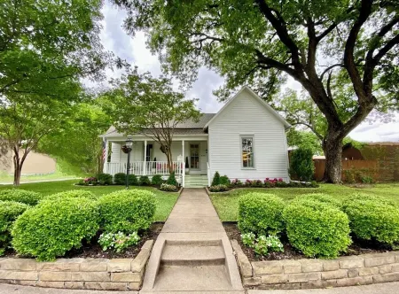 1883 Boutique Bungalow