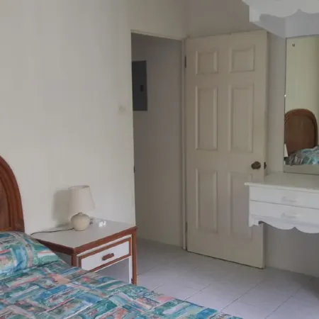 Apartment in quiet upscale Holetown area near Limegrove Centre and Beach
