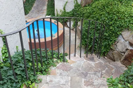 Bluff View Inn Отели рядом с достопримечательностью «Водопады Раби»