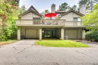 Walk to Lake Keowee: Salem Townhome w/ Deck - Swimmingpools