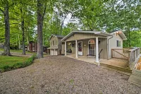 Lake Barkley Home Private Dock, Kayaks, Fire Pit! - chambre d’hôtes