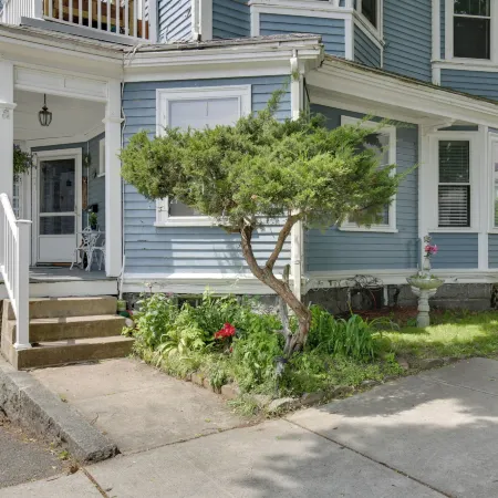 Quaint Beverly Townhome Walk to Beach and Downtown!