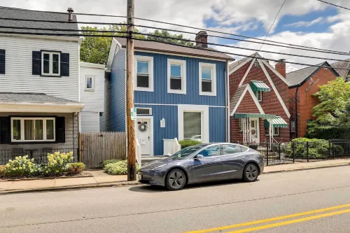 Walk to Walnut St: ‘Shadyside House’ w/ Deck - บังกะโล