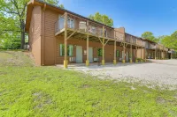 Cozy Branson Townhome 1 Mi to Silver Dollar City! - Parkplatz