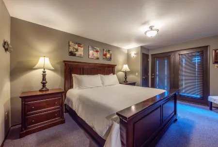 River View and Downtown Convenience - Charming Spacious Retreat