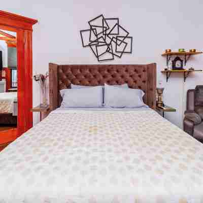 Charming 2-bedroom Brownstone with Bar and Balcony in enchanting Brooklyn Rooms