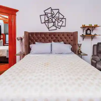 Charming 2-bedroom Brownstone with Bar and Balcony in enchanting Brooklyn Rooms