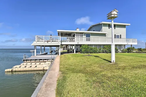 Waterfront Deck and Bay Access Galveston Getaway! - Jacuzzi