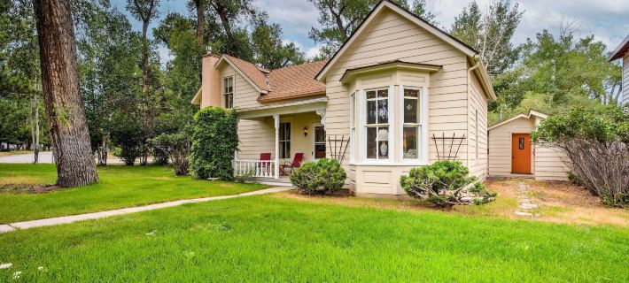 Charming Buena Vista Creekside Home Walk to Main! Hotels in Chaffee County