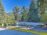 Red River Townhome with Balcony and Mtn Views! Hotels in Red River