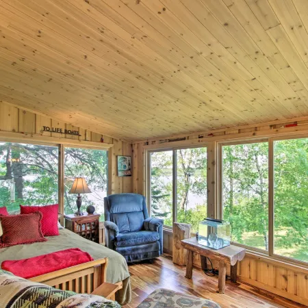 Year-Round Waterfront Getaway Lake Access and Dock!