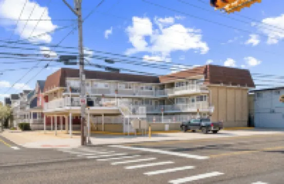 Wildwood 1 BDR Condo, Pool, AC, Wi-Fi, Parking, Sleeps 4. Walk to Everything!