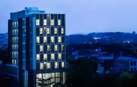 Up-Peak Hotel Simpang Lima Semarang Powered by Archipelago