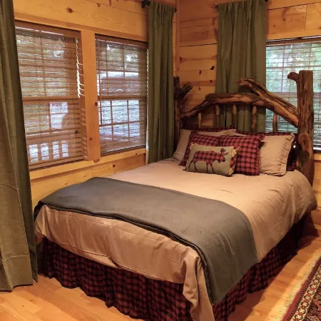 Paynes Place- A Charming 2-bedroom cabin close to Blanchard Caverns/ Mirror Lake