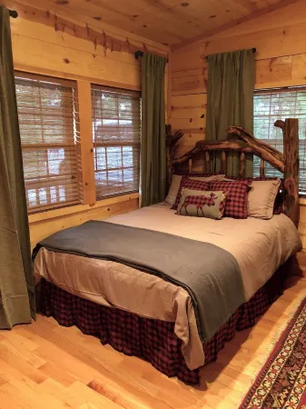 Paynes Place- A Charming 2-bedroom cabin close to Blanchard Caverns/ Mirror Lake Отели рядом с достопримечательностью «Holiday Mountain Resort»