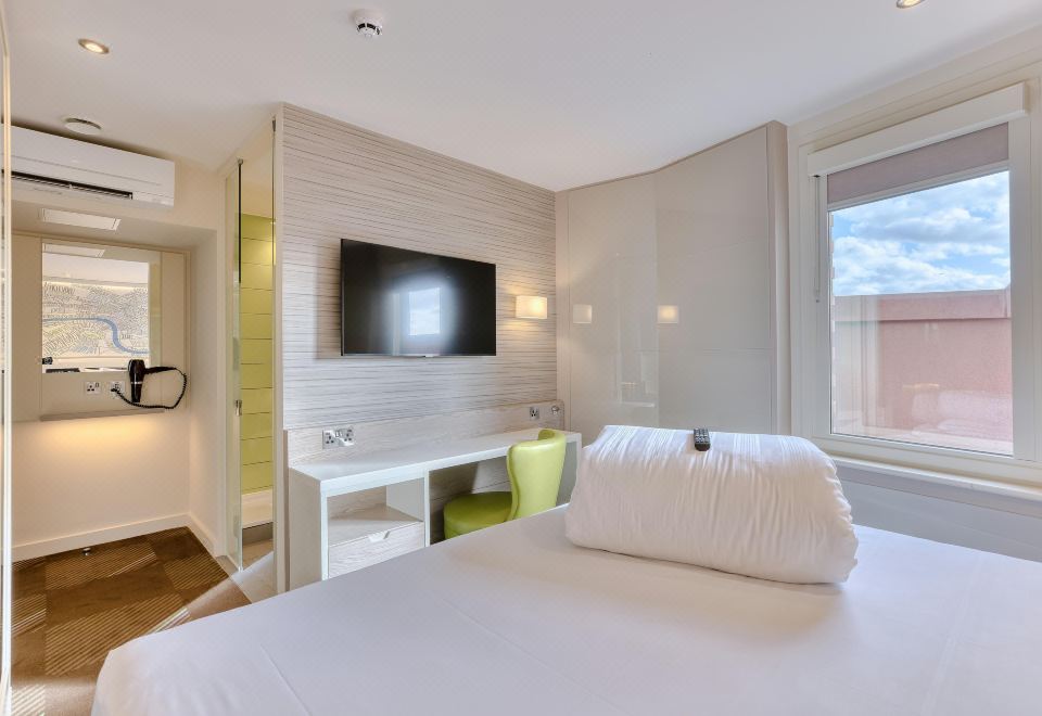 허브 바이 프리미어 인 객실 내부 모습 (컴팩트한 디자인)