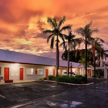 Emerald Central Hotel Official