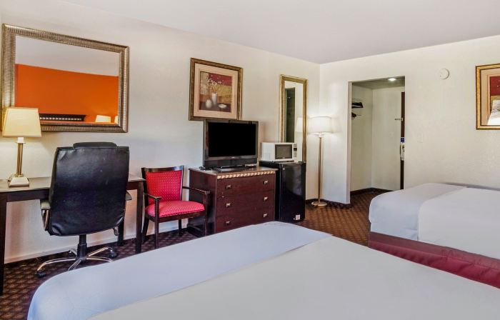 Travelodge by Wyndham Dodge City KS