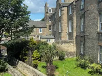 4 Friends House Hotels near Leith