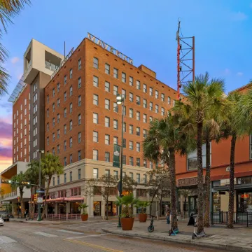 The Maverick, powered by Placemakr - River Walk
