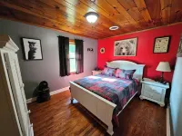 Charming 3-bedroom house with 1000sqft arcade style game room in awesome Bristol