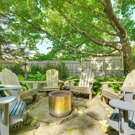 Charming Cottage w/ Patio, Walk to Boothbay Harbor