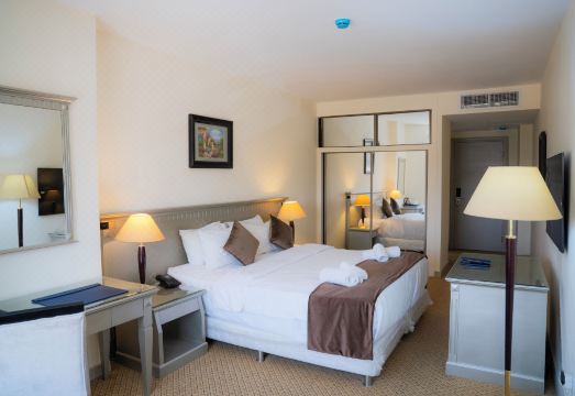 아르마다 애비뉴 호텔 레스토랑 또는 공용 공간