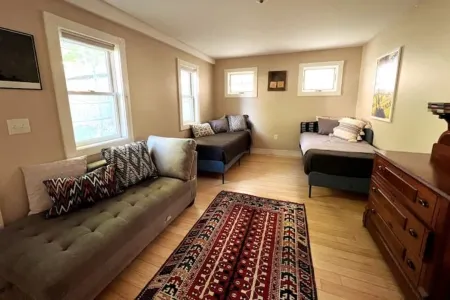 Cottage with Private Garden in Heart of Downtown- kid friendly!