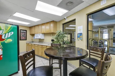 Ocean Front & Fully Renovated Studio in Daytona Beach Отели рядом с достопримечательностью «Loggerhead Marina»