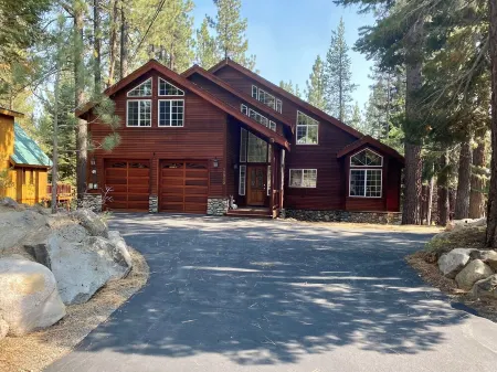 Spacious 3100 sq ft sleeps 10: 4 bd 3 bath Ping Pong Game Rm and jacuzzi bathtub Отели рядом с достопримечательностью «California Historical Landmark 780-6: Transcontinental Railroad in Truckee»