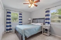 4-bedroom house in brilliant Clear Lake with AC, WiFi. Enjoy your stay