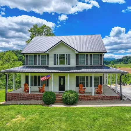 Riverfront home on South Holston River Perfect for Fishing, Hiking, Relaxing