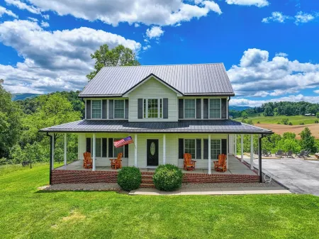 Riverfront home on South Holston River Perfect for Fishing, Hiking, Relaxing
